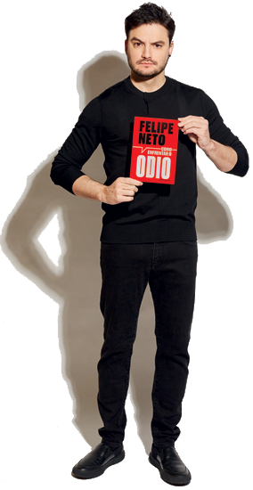 Felipe Neto segurando seu novo livro